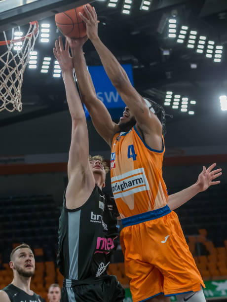 包括她在今 包括她在今